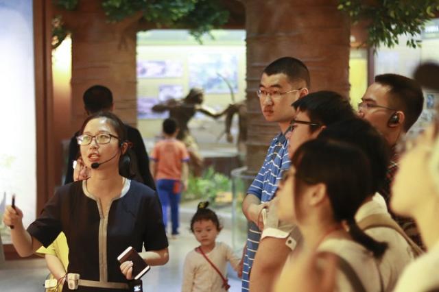 20180510152593872042404477.jpg 同学们在听讲解.jpg